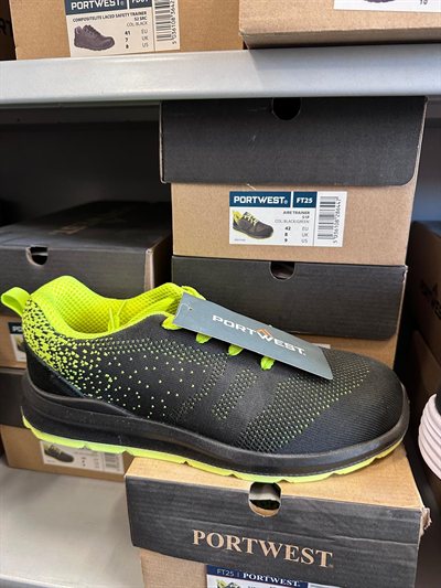 Portwest Aire Trainer, Gebinde im Regal bei Karsen Baustoff