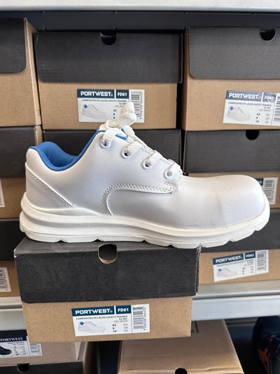 Portwest Compositelite Safety Trainer, Gebinde im Regal bei Karsen Baustoff