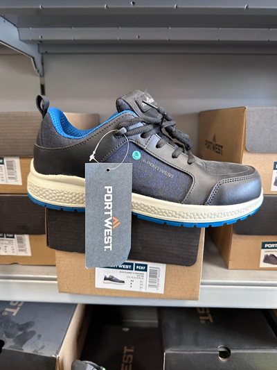 Portwest Eco Planet II Trainer, Gebinde im Regal bei Karsen Baustoff