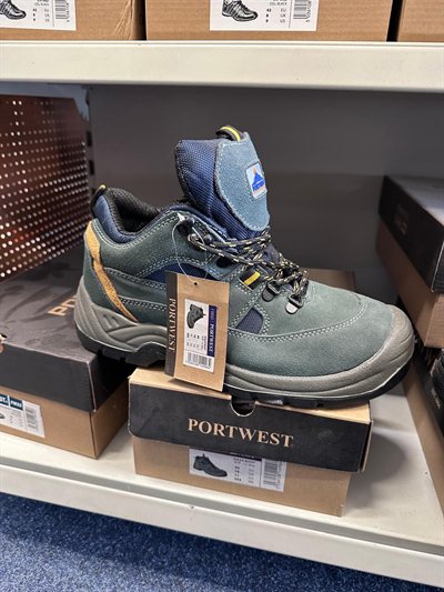 Portwest Hiker Boot, Gebinde im Regal bei Karsen Baustoff