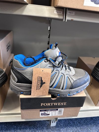 Portwest Nebraska Low Cut Trainer, Gebinde im Regal bei Karsen Baustoff