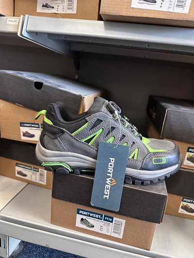 Portwest Steelite Wire Lace Hiker, Gebinde im Regal bei Karsen Baustoff