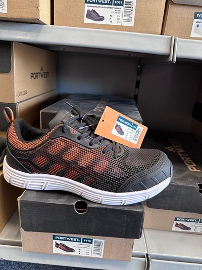 Portwest Tove Trainer, Gebinde im Regal bei Karsen Baustoff