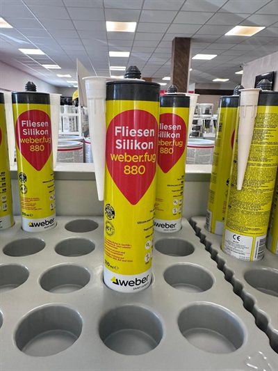 weber Fliesen Silikon, Gebinde im Regal bei Karsen Baustoff