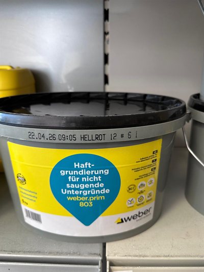 weber Haftgrundierung, Gebinde im Regal bei Karsen Baustoff