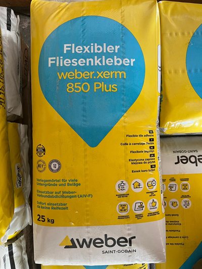 weber Flexibler Fliesenkleber 850 Plus, Gebinde im Regal bei Karsen Baustoff