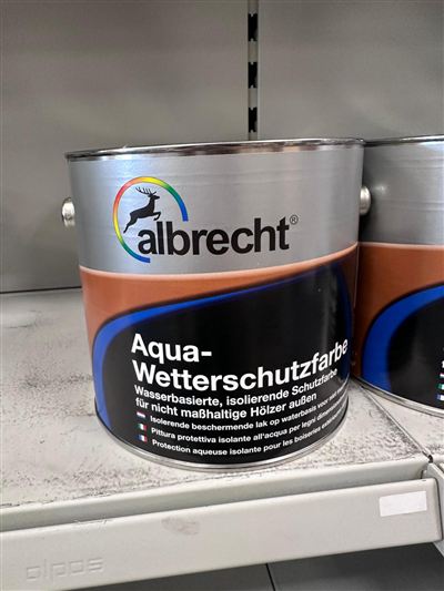 Albrecht Aqua-Wetterschutzfarbe, Gebinde im Regal bei Karsen Baustoff