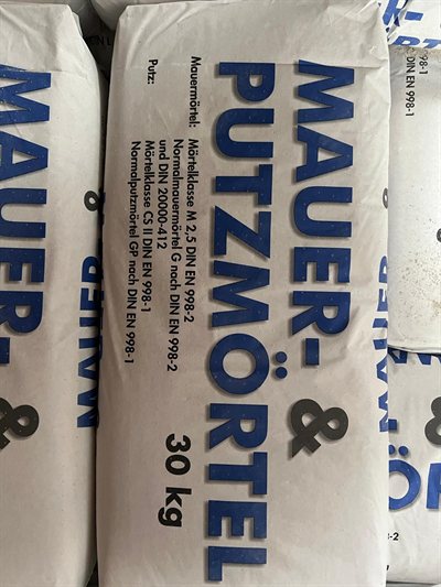 Mauer- & Putzmörtel, Gebinde im Regal bei Karsen Baustoff