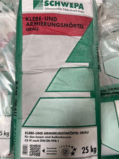 Schwepa Klebe- und Armierungsmörtel grau, Gebinde im Regal bei Karsen Baustoff