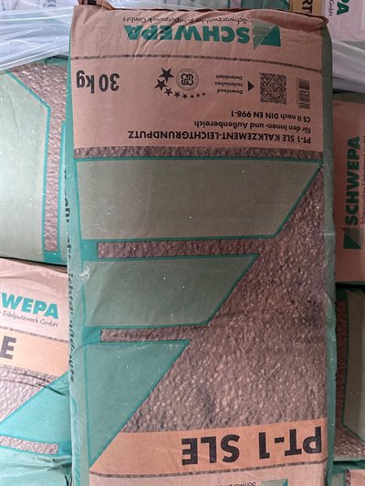 Schwepa PT-1 SLE Kalkzement-Leichtgrundputz, Gebinde im Regal bei Karsen Baustoff