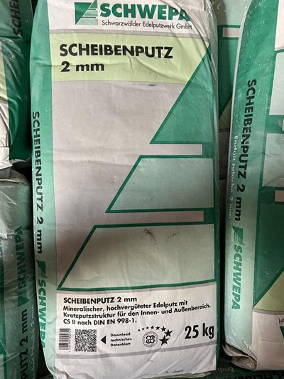 Schwepa Scheibenputz 2 mm, Gebinde im Regal bei Karsen Baustoff