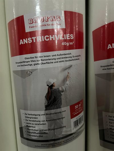 BAUFAS Anstrichvlies, Gebinde im Regal bei Karsen Baustoff